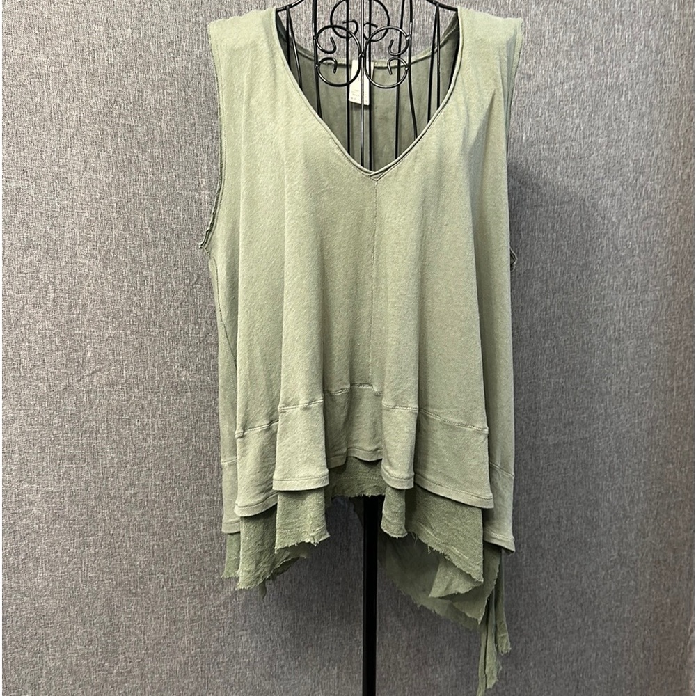 Free People We the Free V- neck Sleeveless top- raw hem- size Medium